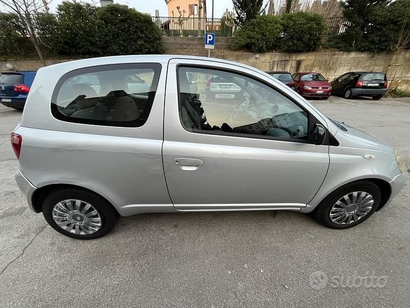 Usata Toyota Yaris 2001 Grigio Utilitaria