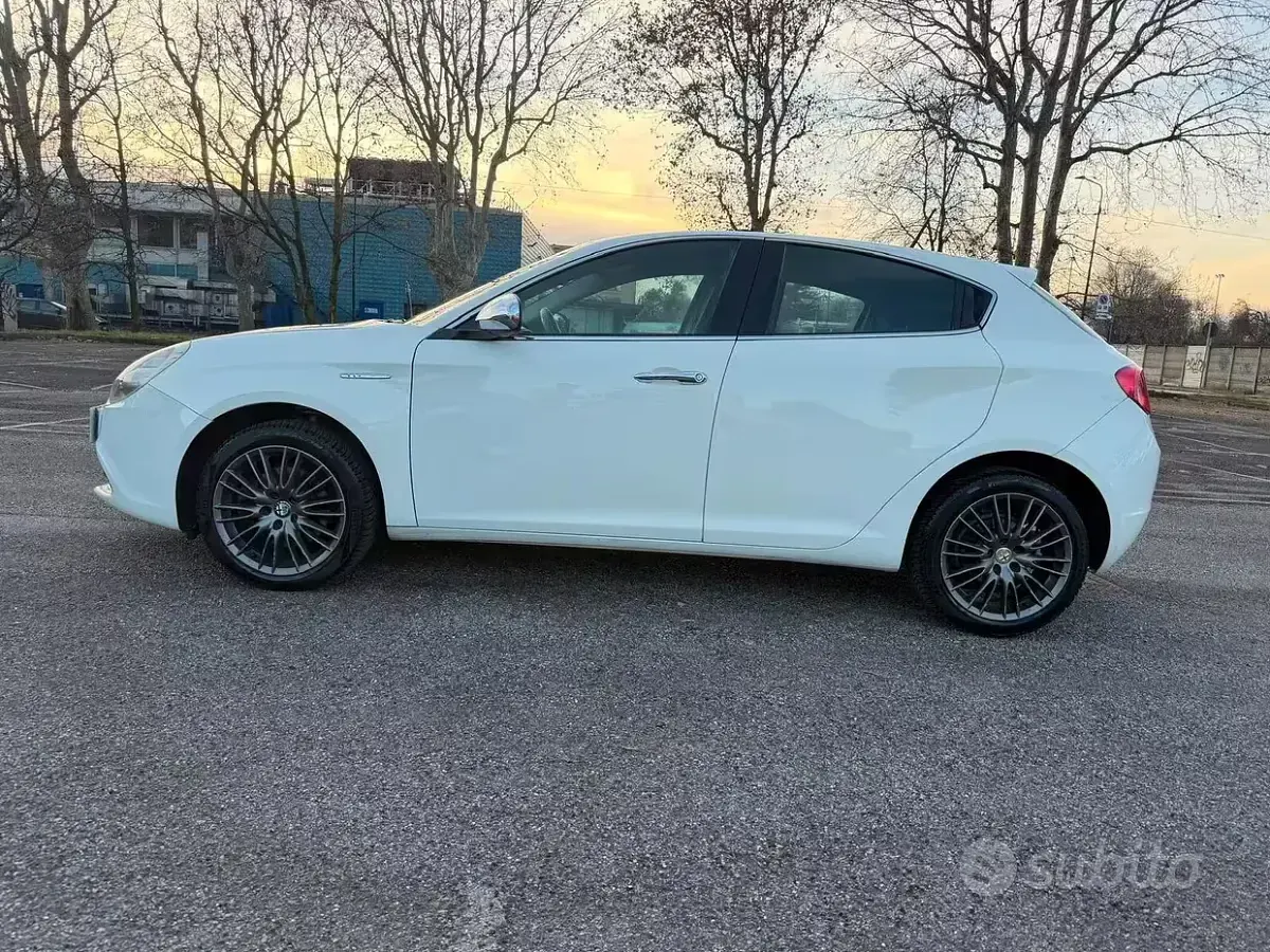 Usata Alfa Romeo Giulietta Exclusive 140 CV (102 kW) 2013 Bianco Utilitaria