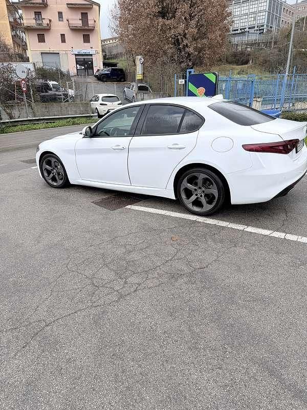Begagnad Alfa Romeo Giulia Business 150 HK (110 kW) 2018 Vit Sedan