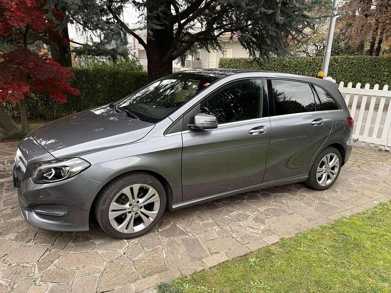 Grigio Usata 2014 Mercedes B180 Monovolume | 9300 € (Buon prezzo) - Immagine 1/4