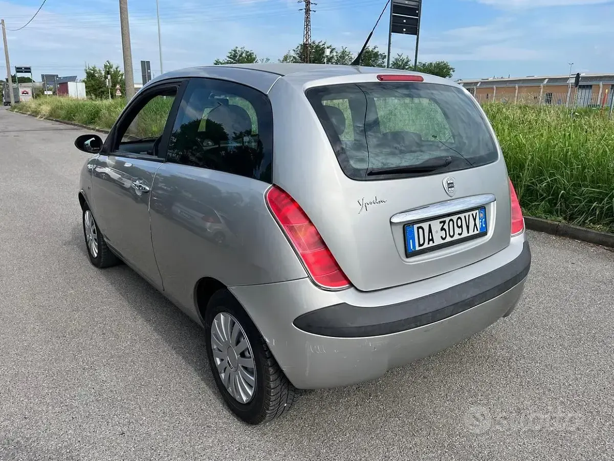Usata Lancia Ypsilon 60 CV (44 kW) 2006 Grigio Utilitaria