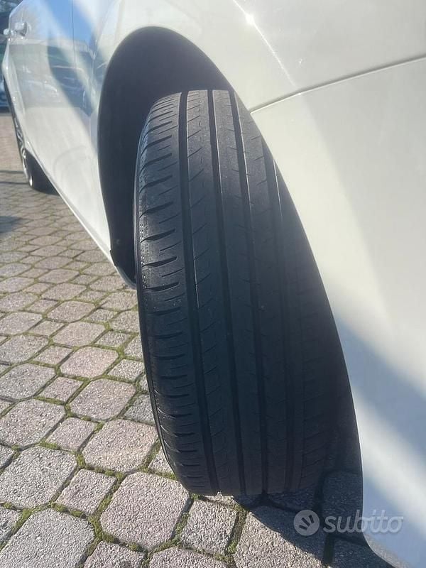 Usata Volvo V40 R-Design 120 CV (88 kW) 2019 Bianco Berlina