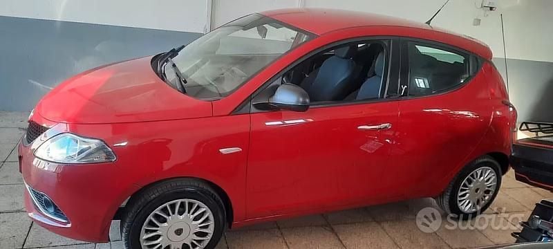 Usata Lancia Ypsilon 69 CV (50 kW) 2015 Rosso Utilitaria