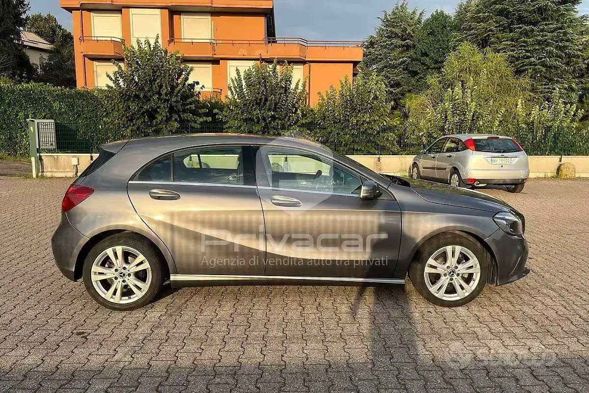 Usata Mercedes A180 109 CV (80 kW) 2017 Grigio Utilitaria