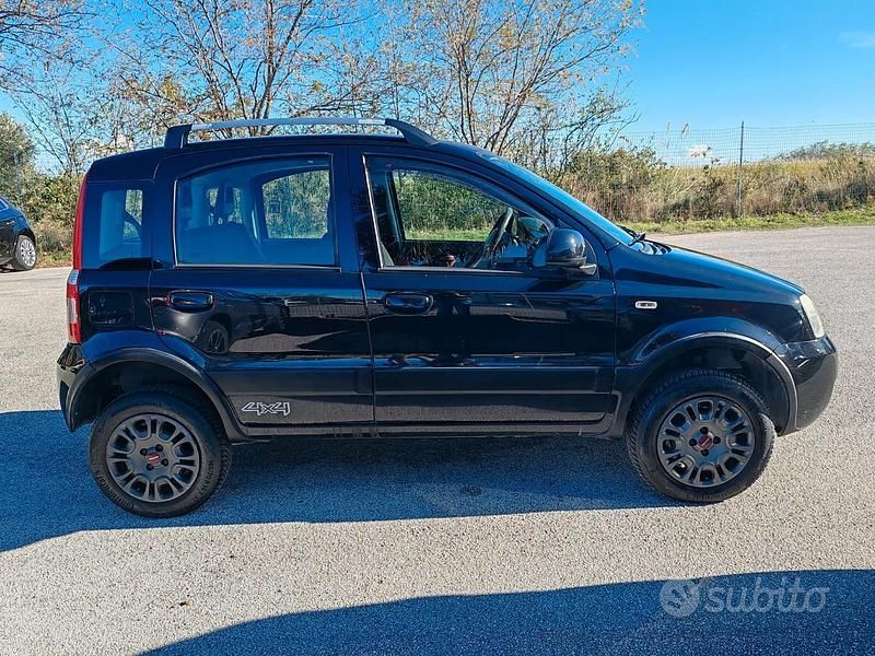 Usata Fiat Panda 4x4 Climbing 69 CV (50 kW) 2011 Nero Utilitaria