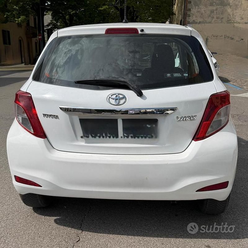 Usata Toyota Yaris 69 CV (50 kW) 2013 Bianco Utilitaria