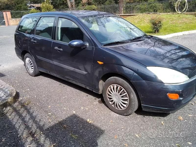 Usata Ford Focus Ambiente 100 CV (73 kW) 2001 Blu Station wagon