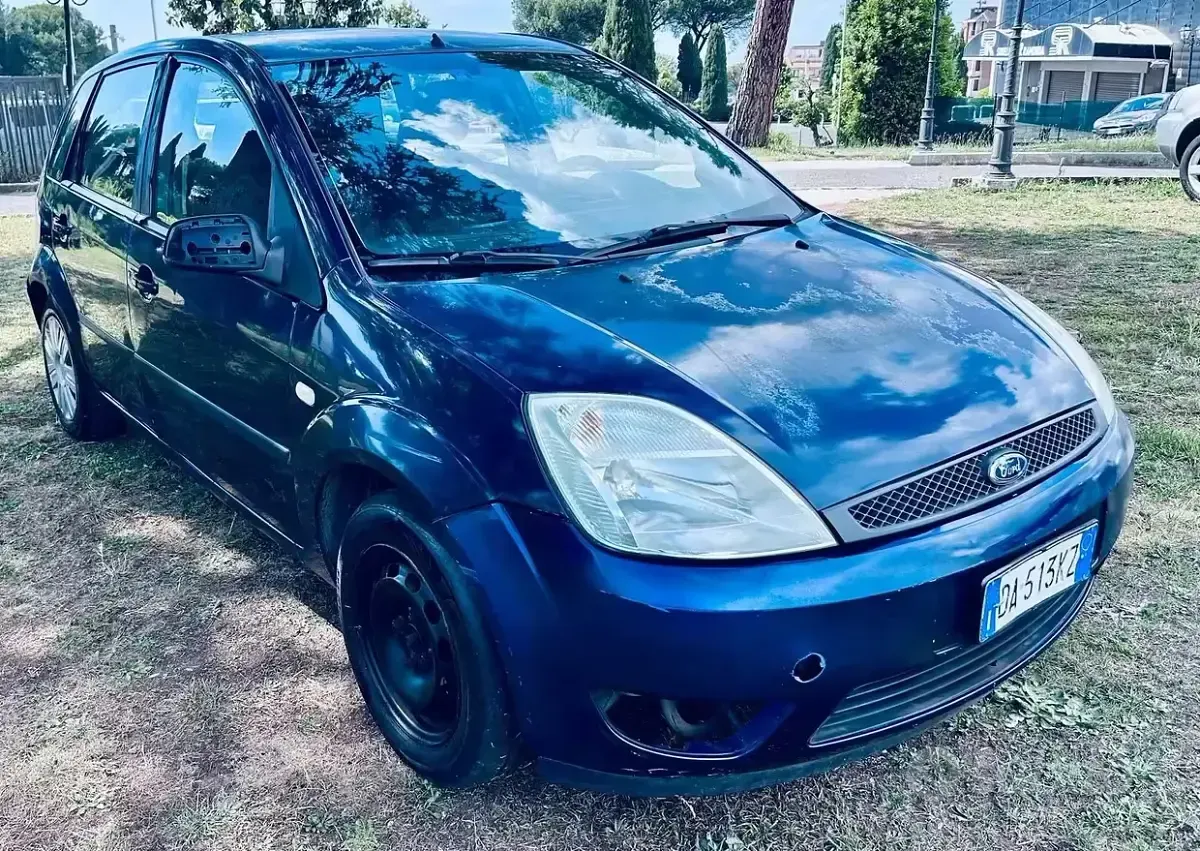 Begagnad Ford Fiesta Ghia 75 HK (55 kW) 2006 Blå Halvkombi
