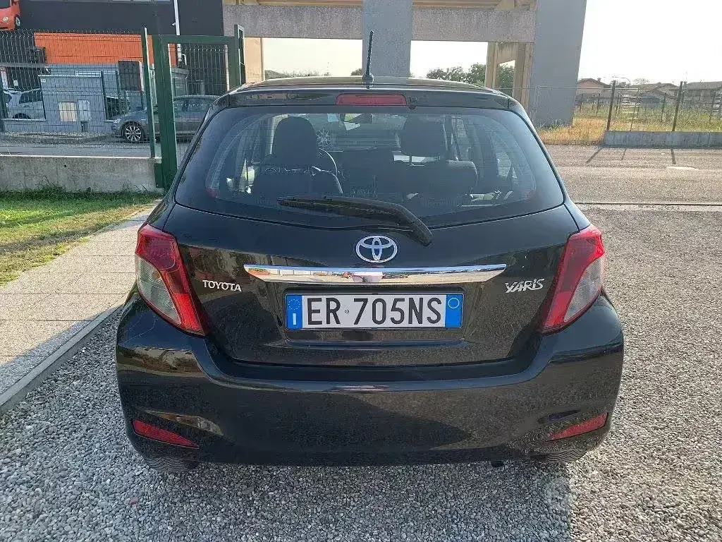 Usata Toyota Yaris Active 69 CV (50 kW) 2013 Nero Utilitaria