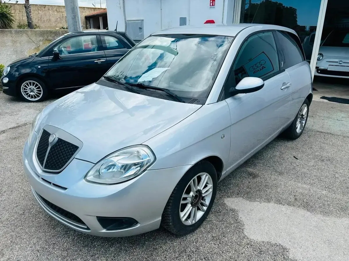 Usata Lancia Ypsilon 60 CV (44 kW) 2010 Argento Utilitaria