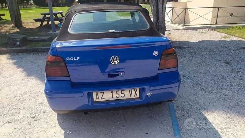 Usata VW Golf Cabriolet 101 CV (74 kW) 1998 Blu Cabrio