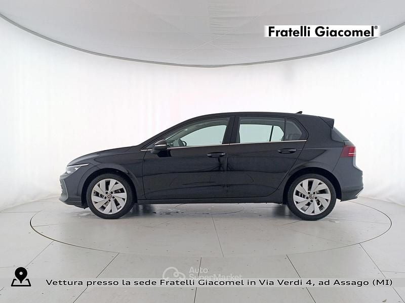 Usata VW Golf VIII Style 150 CV (110 kW) 2025 Grenadill black metallizzato Berlina