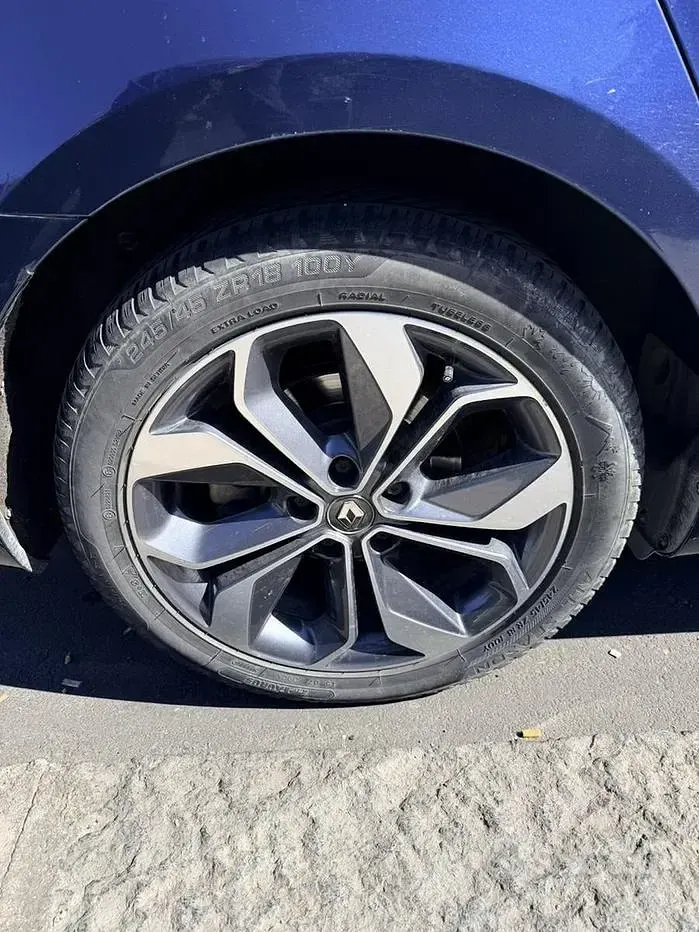 Käytetty Renault Talisman Initiale Paris 160 HP (117 kW) 2018 Sininen Sedan
