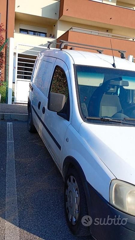 Usata Opel Combo 97 CV (71 kW) 2010 Monovolume