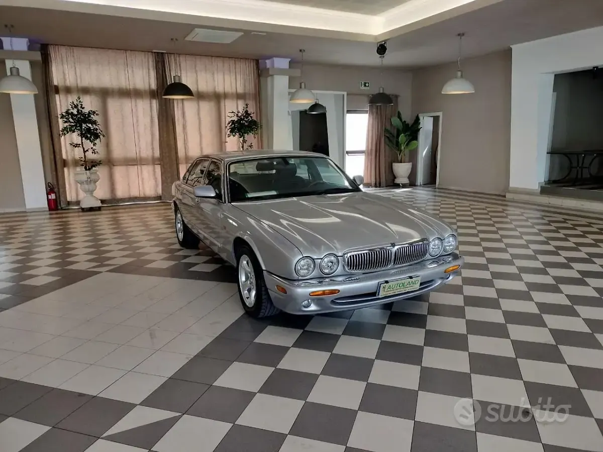 Usata Jaguar XJ SE 237 CV (174 kW) 2002 Argento metallizzato Berlina