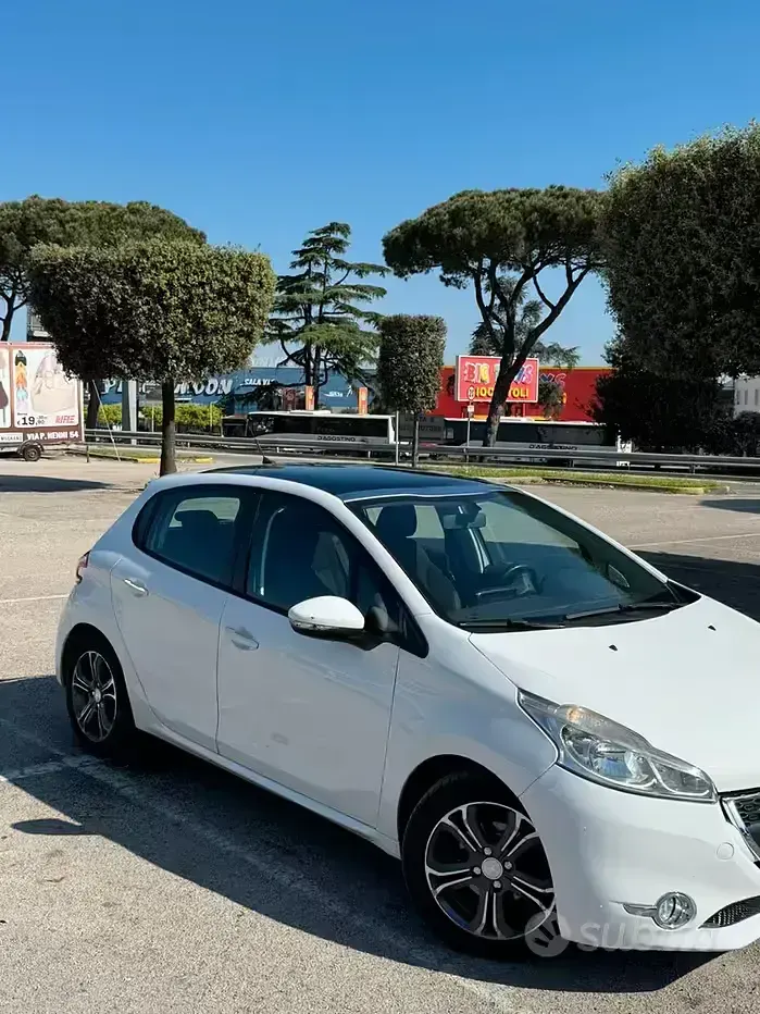Usata Peugeot 208 68 CV (50 kW) 2015 Bianco Utilitaria