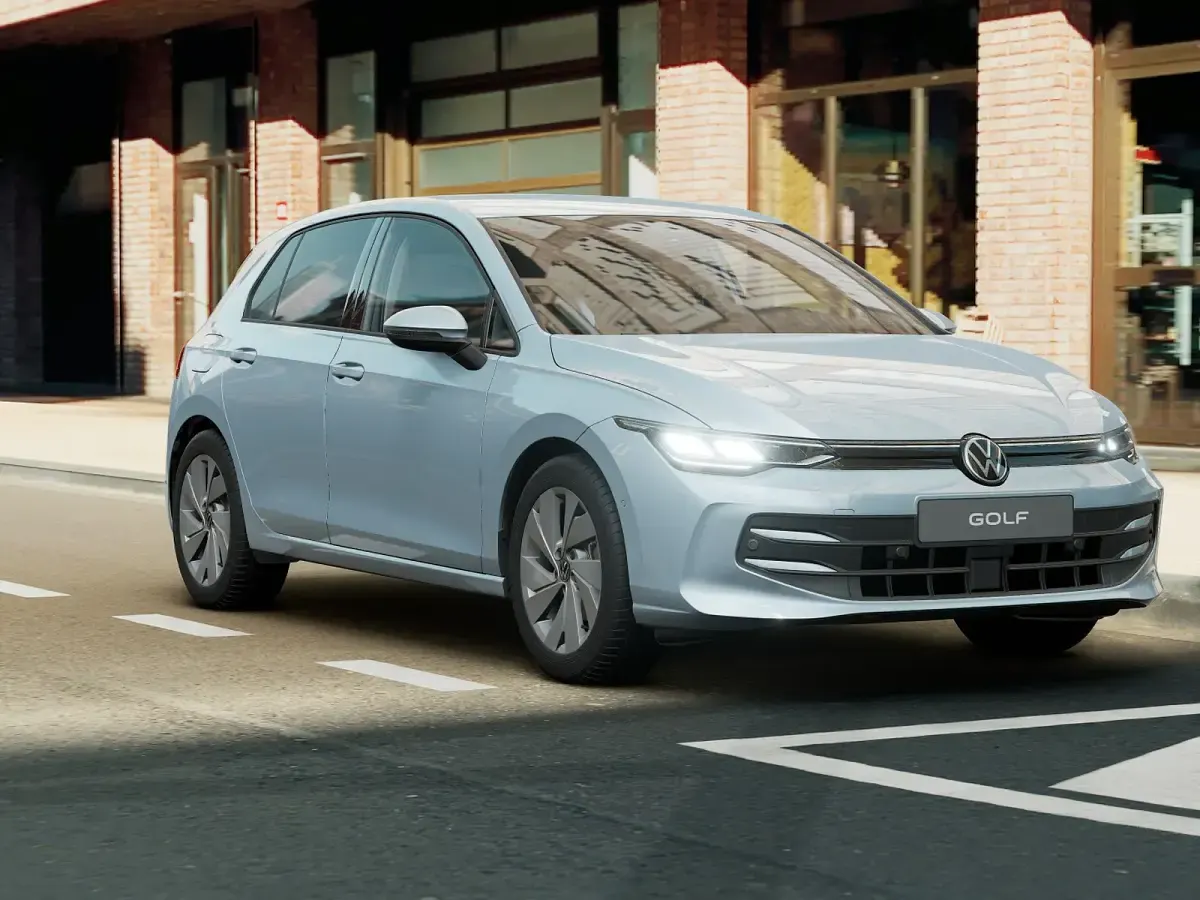 Nuova VW Golf VIII Edition 150 CV (110 kW) 2026 Crystal ice blue metallizzato Berlina