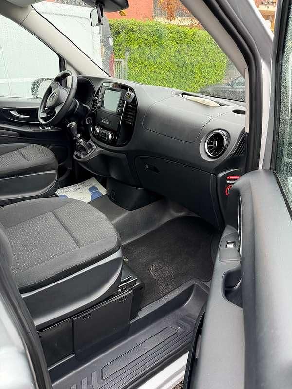 Usata Mercedes Vito 102 CV (75 kW) 2023 Argento Furgone