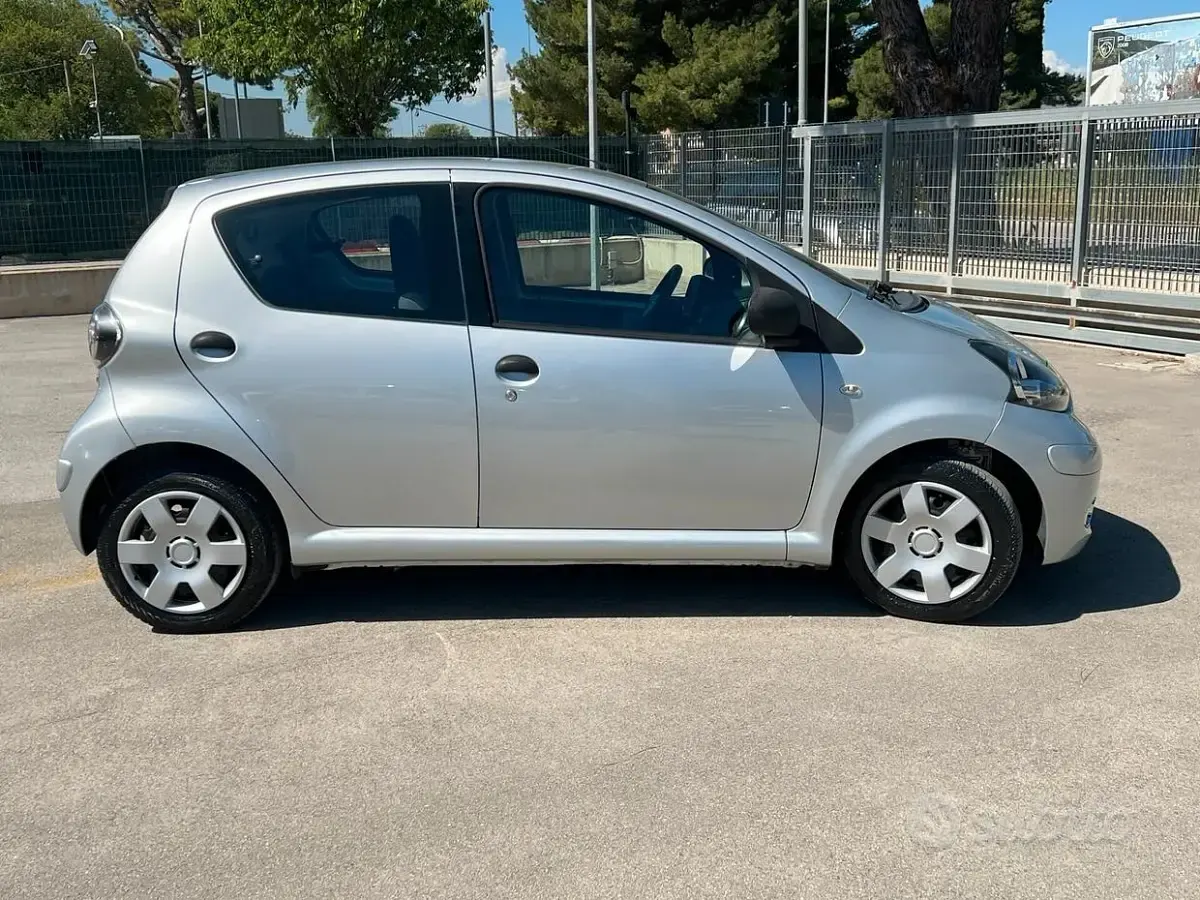 Usata Toyota Aygo 68 CV (50 kW) 2010 Grigio Utilitaria