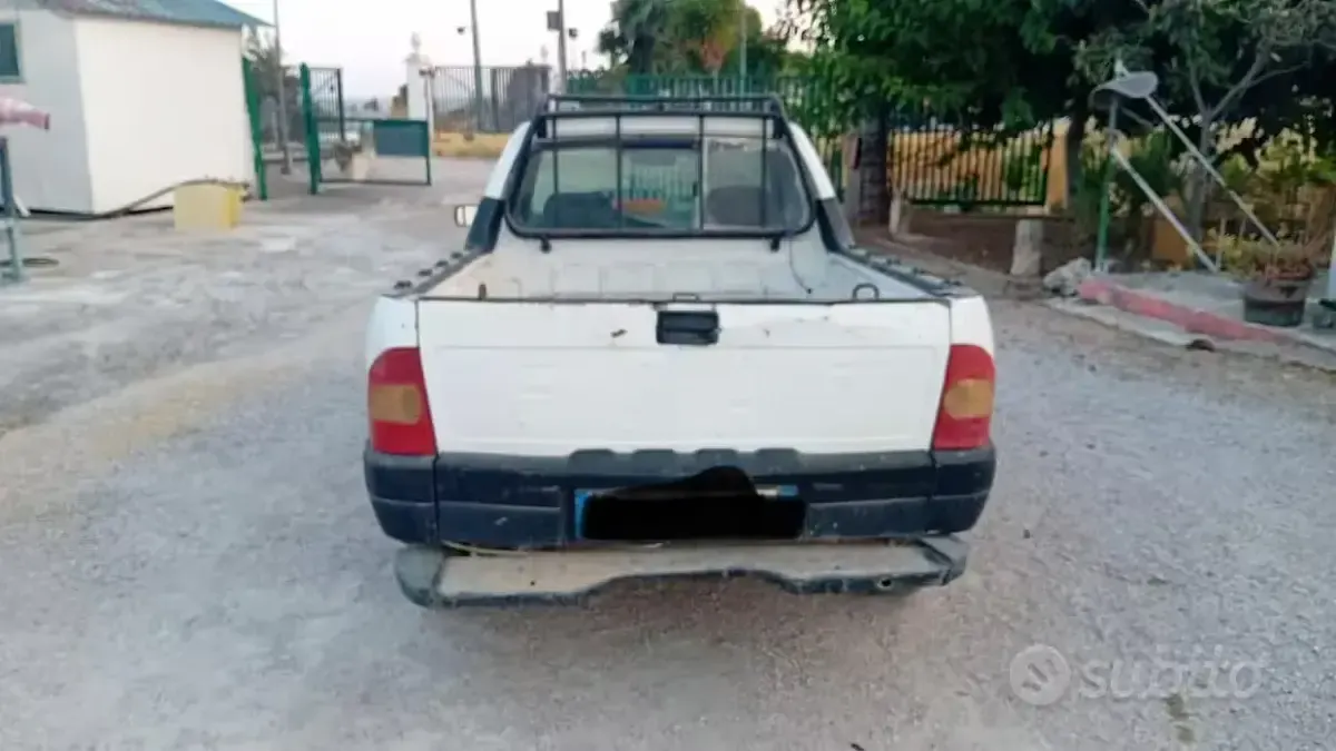 Usata Fiat Strada 69 CV (50 kW) 2001 Bianco Pick-up