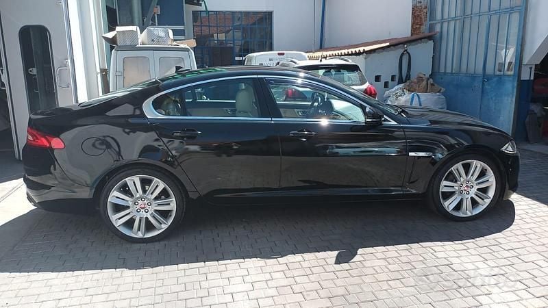 Usata Jaguar XF 200 CV (147 kW) 2014 Nero Berlina