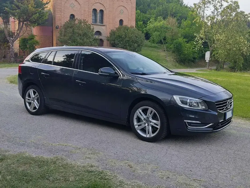Usata Volvo V60 215 CV (158 kW) 2015 Grigio Station wagon