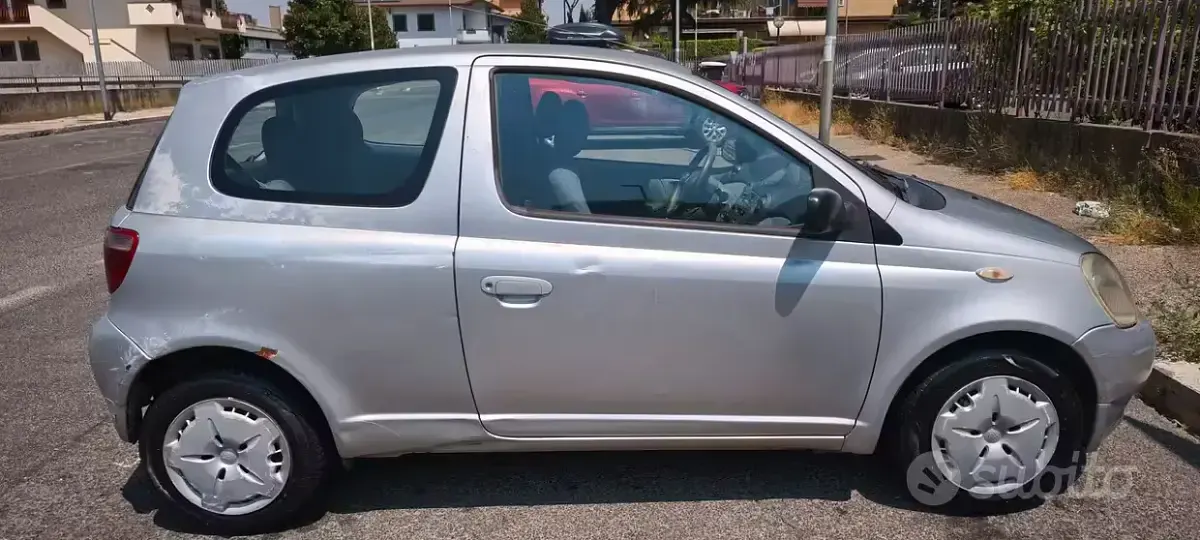 Usata Toyota Yaris Sol 86 CV (63 kW) 2001 Grigio Berlina