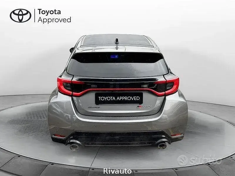 Usata Toyota Yaris 280 CV (205 kW) 2024 Grigio scuro Utilitaria