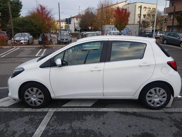 Usata Toyota Yaris Lounge 69 CV (50 kW) 2015 Bianco Utilitaria
