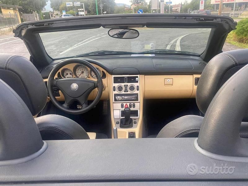 Usata Mercedes SLK200 163 CV (119 kW) 2001 Nero pastello Cabrio