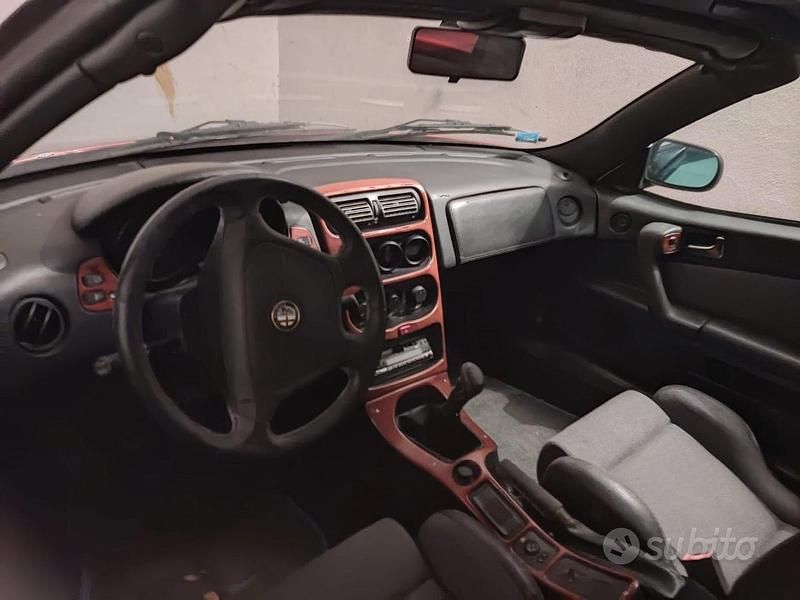 Usata Alfa Romeo Spider 150 CV (110 kW) 1995 Rosso Cabrio