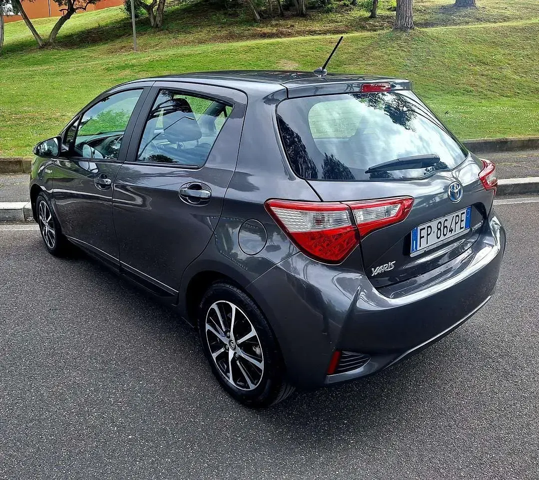 Usata Toyota Yaris Hybrid Active 73 CV (53 kW) 2018 Grigio Berlina