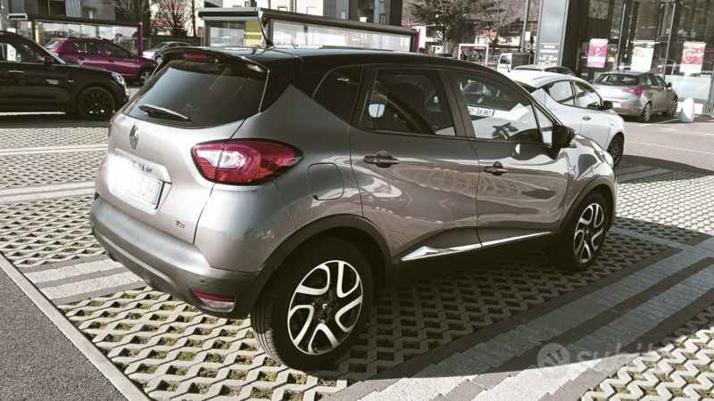 Usata Renault Captur Zen 90 CV (66 kW) 2016 Grigio SUV