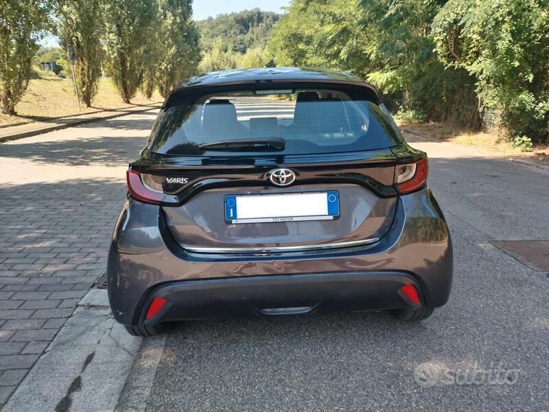 Usata Toyota Yaris 120 CV (88 kW) 2022 Grigio Berlina