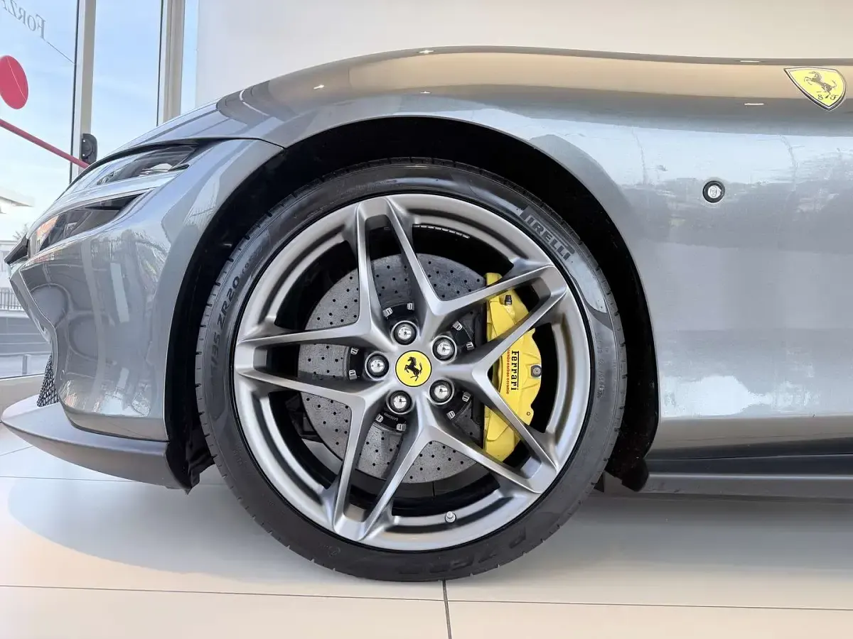Usata Ferrari Roma 620 CV (456 kW) 2021 Grigio silverstone Coupé