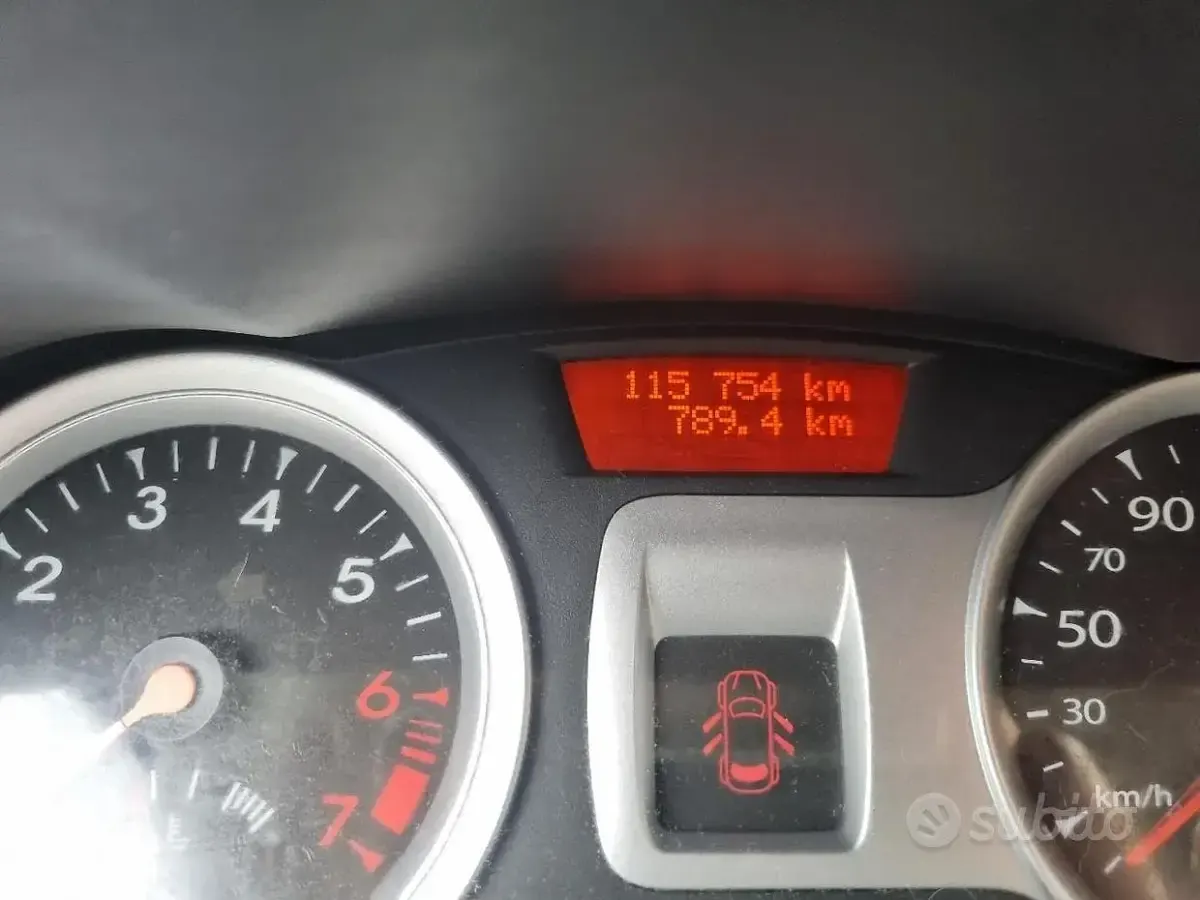 Usata Renault Clio II Luxe 75 CV (55 kW) 2010 Berlina