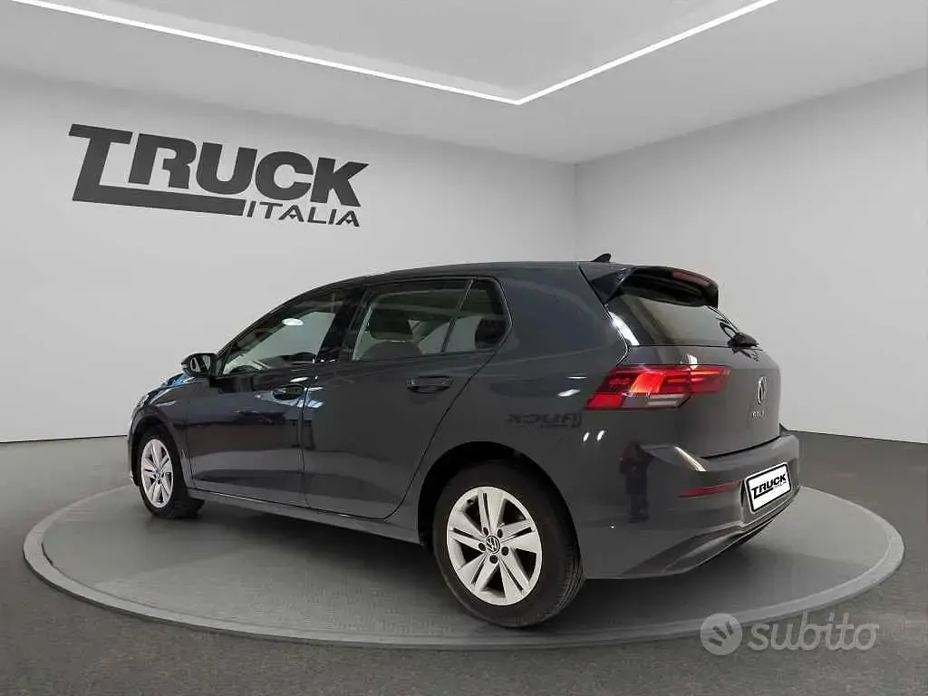 Usata VW Golf VIII Life 116 CV (85 kW) 2023 Grigio scuro Berlina