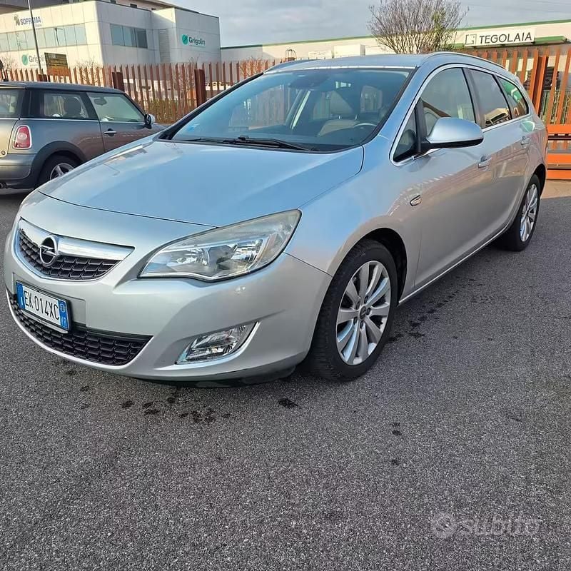 Usata Opel Astra Cosmo 125 CV (91 kW) 2011 Grigio Station wagon