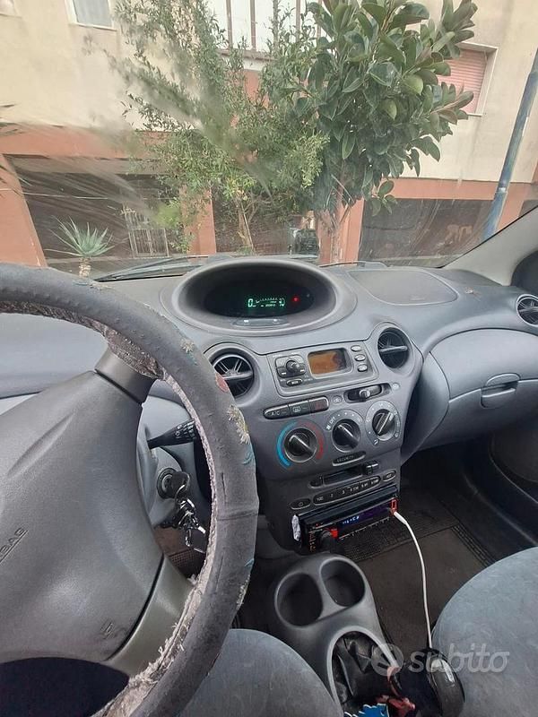 Usata Toyota Yaris 2000 Grigio Berlina