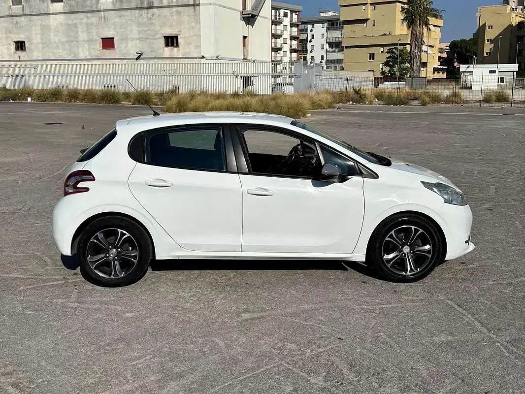 Usata Peugeot 208 Active 82 CV (60 kW) 2014 Bianco Utilitaria