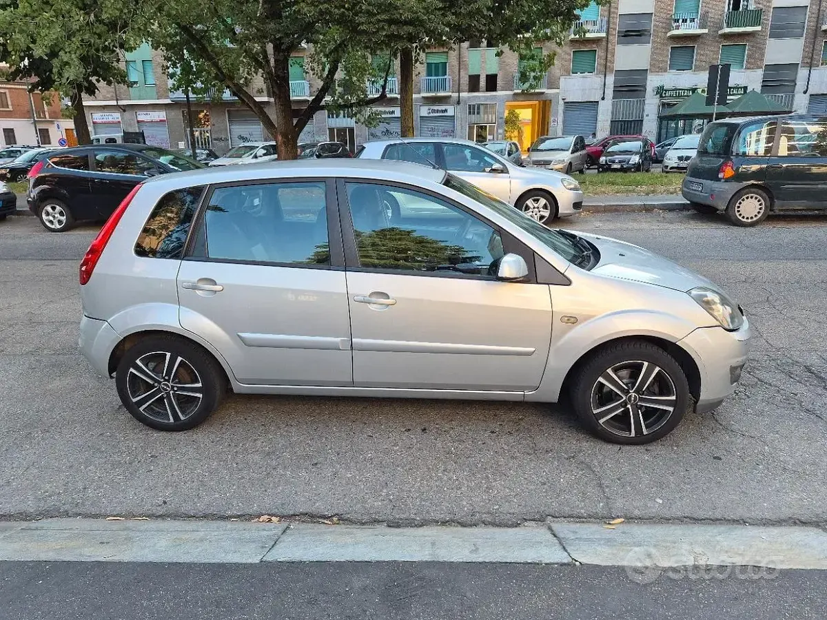 Usata Ford Fiesta 90 CV (66 kW) 2008 Grigio Utilitaria