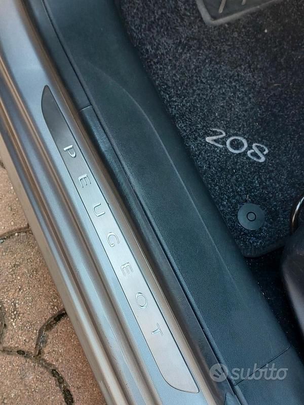 Usata Peugeot 208 Signature Sky 102 CV (75 kW) 2020 Grigio Utilitaria