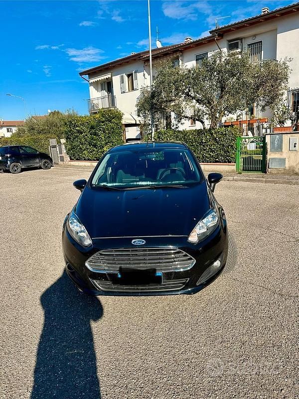 Usata Ford Fiesta 75 CV (55 kW) 2015 Nero Berlina