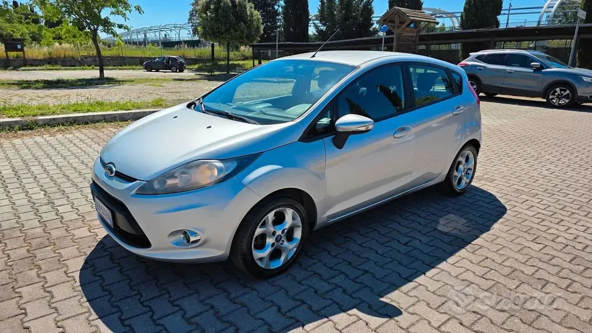 Usata Ford Fiesta Titanium 80 CV (58 kW) 2013 Grigio Berlina