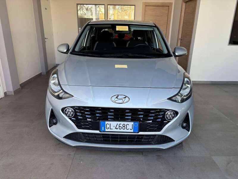 Argento Usata 2022 Hyundai i10 Due volumi | 10.900 € (Ottimo prezzo) - Immagine 1/4