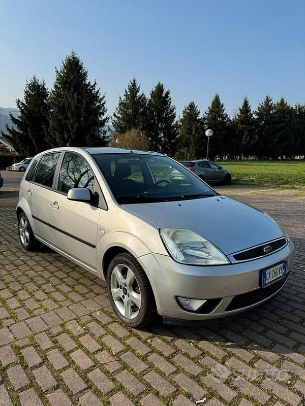 Usata Ford Fiesta 2006 Grigio Utilitaria