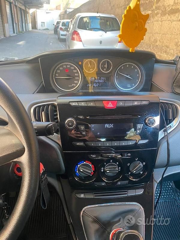 Usata Lancia Ypsilon 69 CV (50 kW) 2015 Grigio Utilitaria