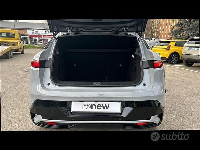 Usata Renault Megane E-Tech Techno 161 kW (220 CV) 2022 Grigio chiaro Berlina