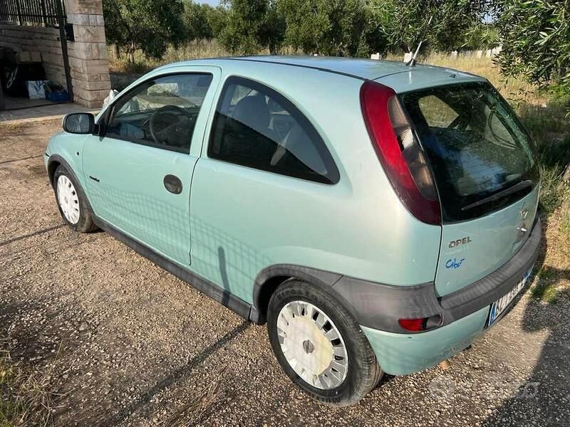 Usata Opel Corsa Comfort 58 CV (42 kW) 2002 Verde Utilitaria