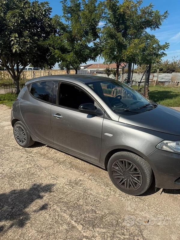 Usata Lancia Ypsilon 69 CV (50 kW) 2018 Grigio Utilitaria